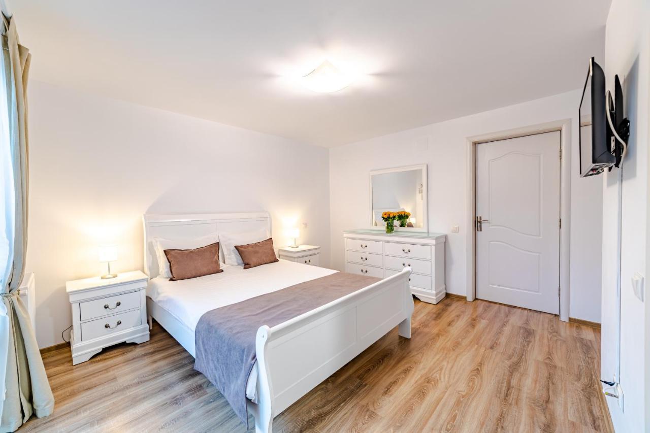 Yael Luxury Apartments 2 Busteni Bagian luar foto